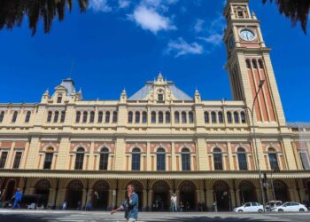 Segunda de céu claro, sol e sensação de calor na capital paulista