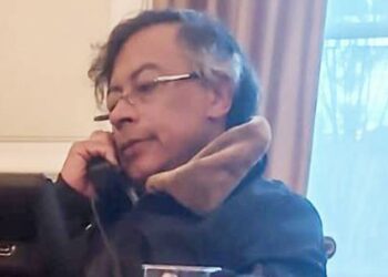 Após ameaças e acusações, Trump conversa com presidente colombiano