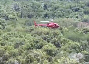 Helicóptero cai na zona oeste do Rio e deixa três pessoas mortas