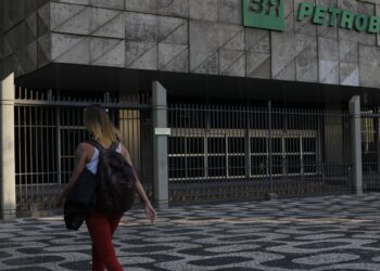 Petrobras confirma vazamento de fluido de perfuração a 175 km do AP