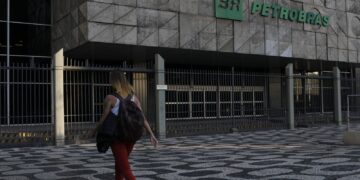Petrobras confirma vazamento de fluido de perfuração a 175 km do AP