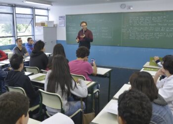 Piso do magistério tem reajuste de 5,4% e vai a R$ 5,1 mil em 2026