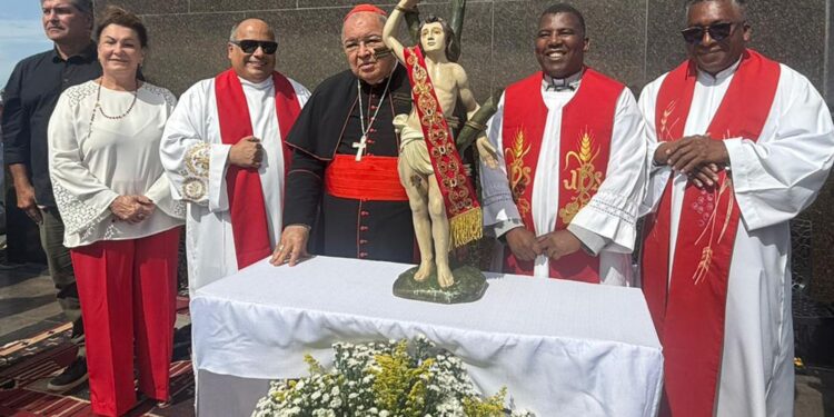 Imagem peregrina do padroeiro do Rio visita o Cristo Redentor