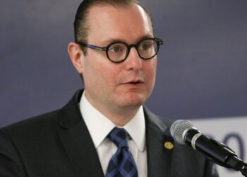 Zanin autoriza empresária a ficar em silêncio na CPMI do INSS