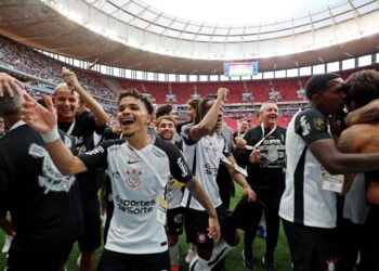 Corinthians vence Flamengo e é bicampeão da Supercopa Rei