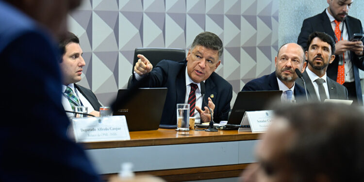 Carlos Viana pedirá ao STF devolução de documentos sobre Vorcaro — Senado Notícias