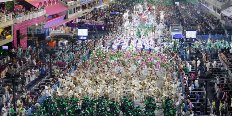 Série Ouro: Escolas “jovens” disputam título com medalhões do carnaval