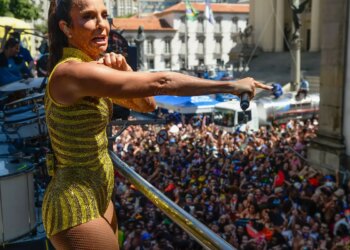 Mais de 500 mil foliões acompanham megabloco de Ivete Sangalo