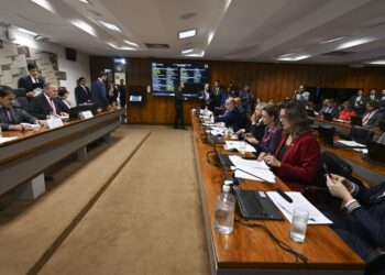 Senadores cobram CVM por suposta omissão no caso do Banco Master