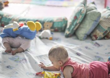 Pobreza afeta desenvolvimento de bebês desde 6 meses, mostra pesquisa