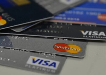 Percentual de famílias com dívidas cresce, mas inadimplência cai