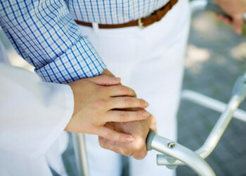 CAE analisa regulamentação da profissão de cuidador — Senado Notícias