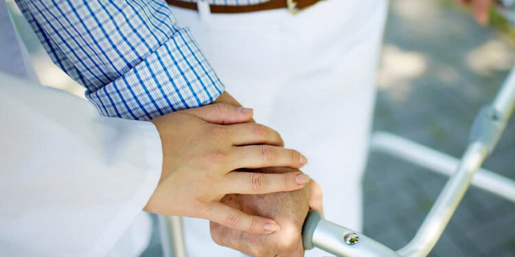 CAE analisa regulamentação da profissão de cuidador — Senado Notícias