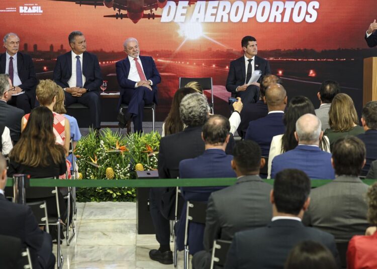 Ministro celebra anúncio de R$ 5,7 bi para ampliar aeroportos no país