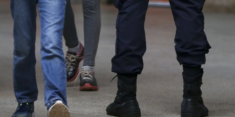 Alunos de escola no DF são “punidos” com flexão e PMs são afastados