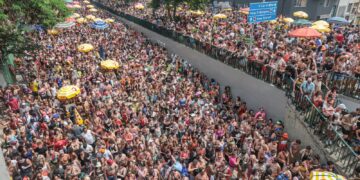 Tarde de blocos no Bixiga valoriza músicas brasileiras em São Paulo