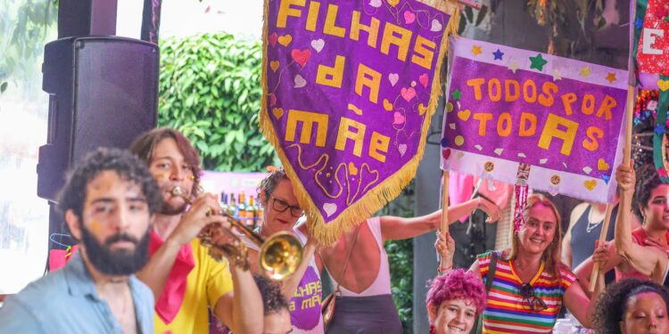 Carnaval: coletivos no DF encontram na folia caminho para autocuidado