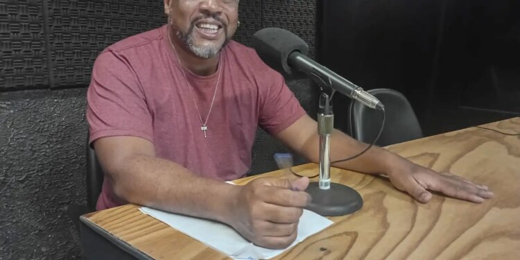 Samba-enredo é um grande enunciado político, diz sociólogo