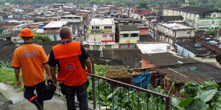 Tempestade atinge o Guarujá, causa alagamentos e deixa 12 desabrigados
