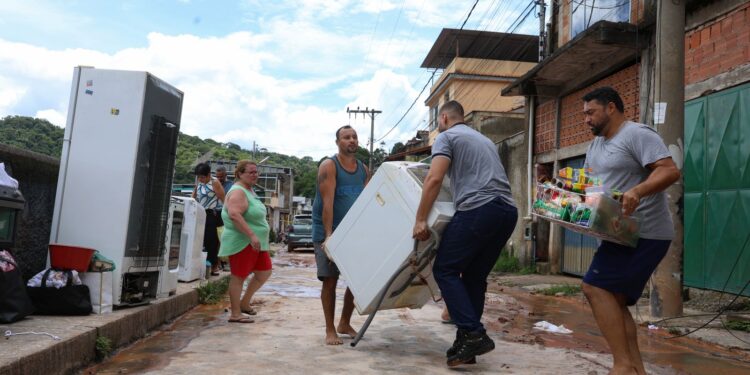 Saúde envia equipes do SUS para áreas atingidas pela chuva em Minas
