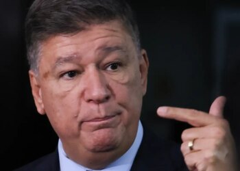 Dino dá 5 dias para senador explicar repasse de emendas à Lagoinha