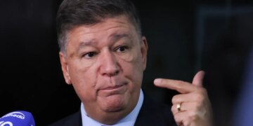 Dino dá 5 dias para senador explicar repasse de emendas à Lagoinha