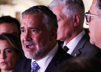 Base do governo pede indiciamento de Bolsonaro na CPMI do INSS