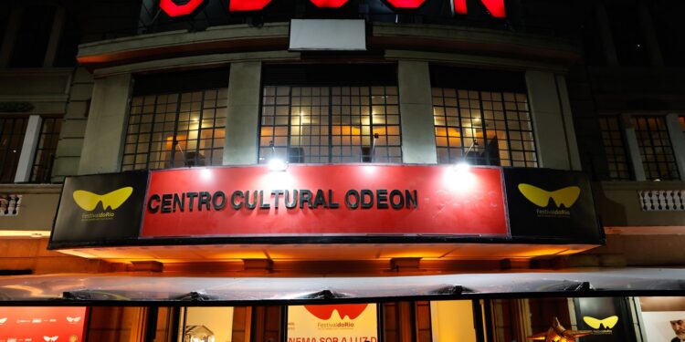 Aos 100 anos, Odeon representa resistência do cinema de rua no Rio