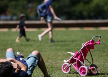 Licença-paternidade de até 20 dias é aprovada no Senado 