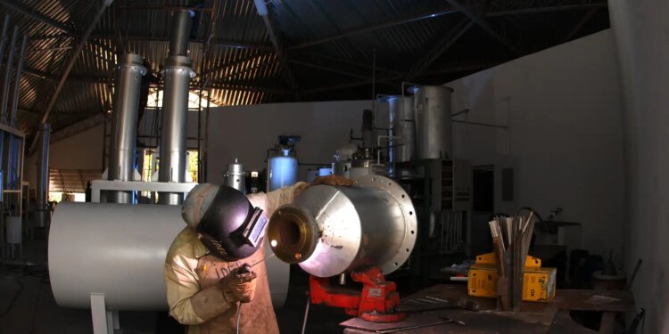 Faturamento da indústria sobe 2,3% em janeiro, mas está abaixo de 2025