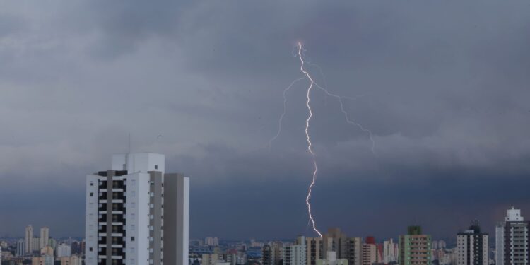 Inmet mantém alerta de perigo para temporais em todo o país