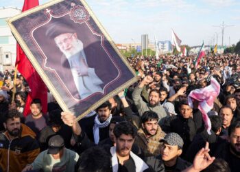 Com morte de Khamenei, Irã forma conselho de governo com aiatolá Arafi