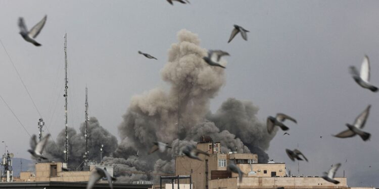 Irã resiste a ataques e desafia Estados Unidos em nova fase da guerra