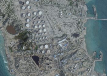 Irã incendeia petroleiro gigante perto de Dubai após alertas de Trump