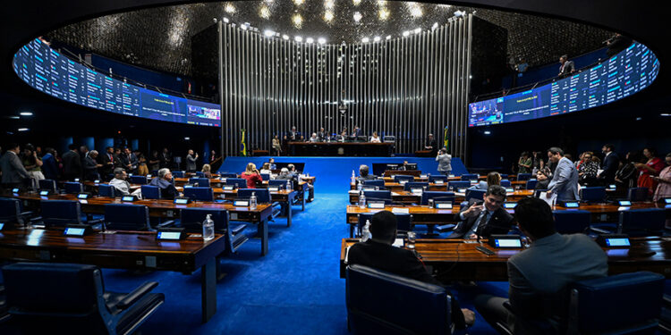 Plenário vota reajuste de policiais do DF e novos cargos para o TRF5 — Senado Notícias