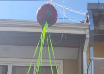 Defesa Civil paulista remove balão que caiu em casa em Carapicuíba