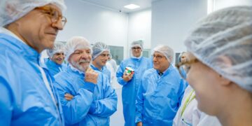 Lula visita fábrica que fornece 19 milhões de produtos ao SUS