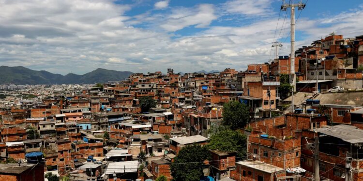 Área ocupada por favelas quase triplicou em 40 anos no Brasil