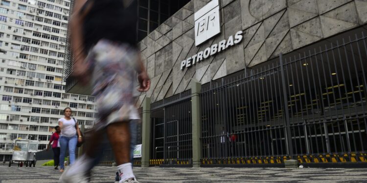 Petrobras diz que está entregando todo o combustível produzido