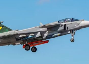 Lula batiza primeiro caça Gripen produzido no Brasil