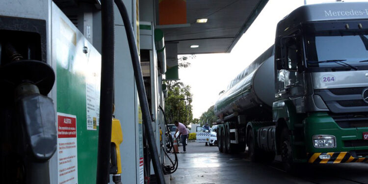 Governo edita MPs para baratear diesel e garantir piso do frete — Senado Notícias