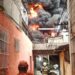 Incêndio de grandes proporções atinge galpão no Rio
