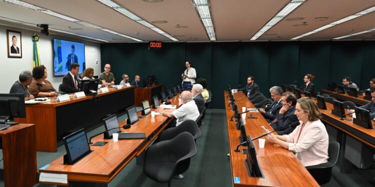 Debatedores apontam moradia como base de outros direitos e alertam para avanço das favelas – Notícias