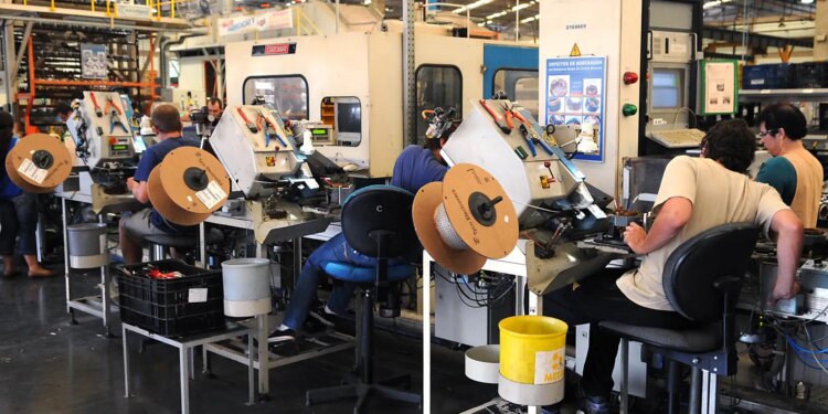 Alta da atividade industrial em janeiro não compensa perdas acumuladas