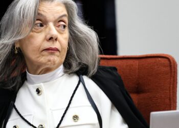 Cármen Lúcia relata ameaça de bomba em palestra a estudantes no DF