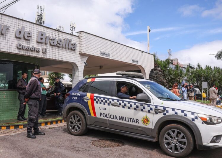 Bolsonaro recebe alta e chega em casa para cumprir prisão domiciliar