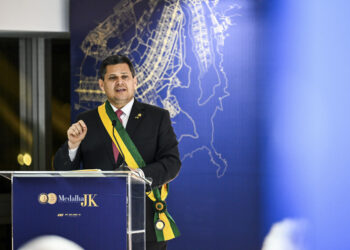 Medalha JK homenageia senadores por contribuição ao setor de transportes — Senado Notícias