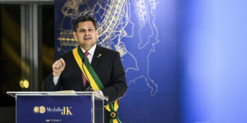 Medalha JK homenageia senadores por contribuição ao setor de transportes — Senado Notícias