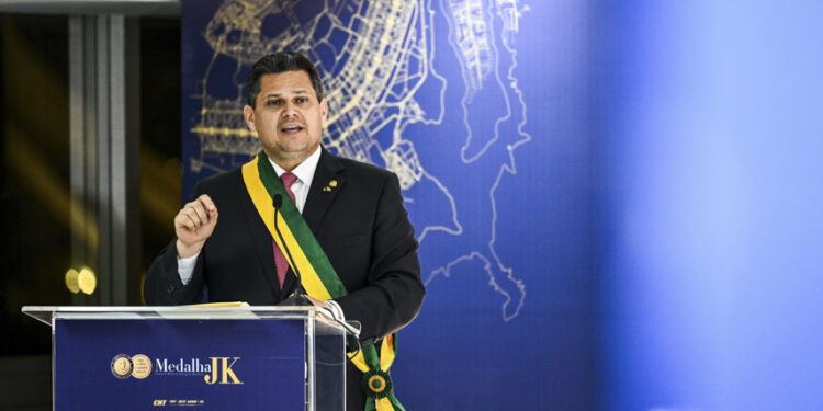 Medalha JK homenageia senadores por contribuição ao setor de transportes — Senado Notícias