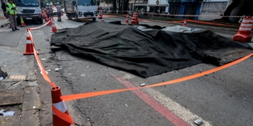 Explosão abre grande buraco na Rua da Consolação em São Paulo